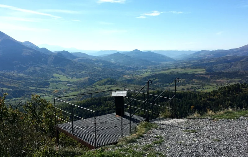Randonnée Tour de la Roche des Brigands · Le Castellard-Mélan