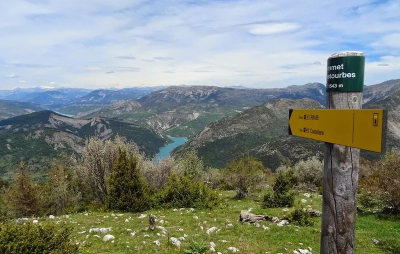 Randonnée Sommet de Destourbes (1 547 m) · Castellane