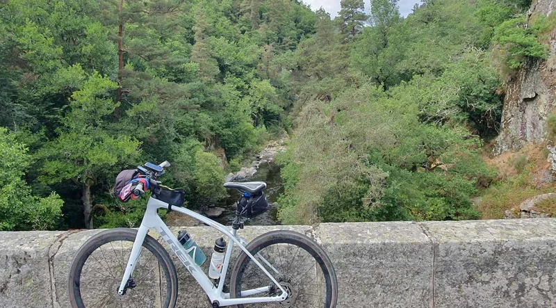 Vélo de route Le Pont de la Garde en Gravel