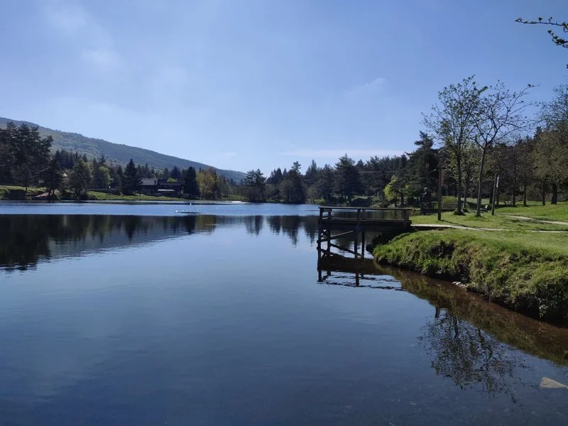 Vélo de route Le Bonheur est près du lac