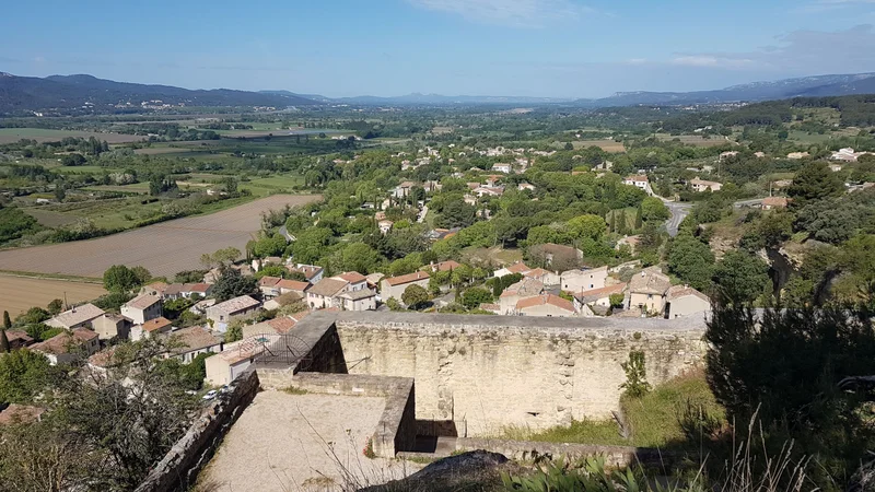 Randonnée CADENET - LOURMARIN - D'un château à l'autre · Cadenet