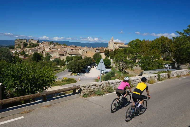 Vélo de route APT - Le plateau des Claparèdes à vélo
