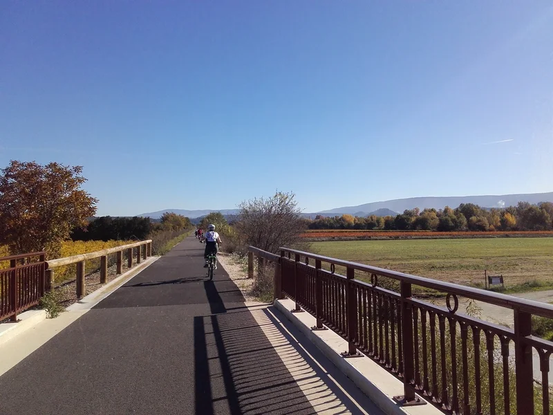 Vélo de route MAUBEC-COUSTELLET - Les villages perchés à vélo