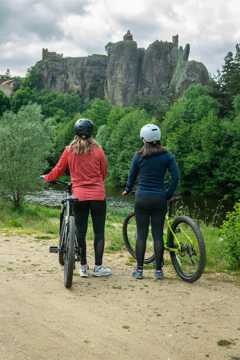 Randonnée PR154 La roche des Bonnes-Dames dans le bois — Arlempdes