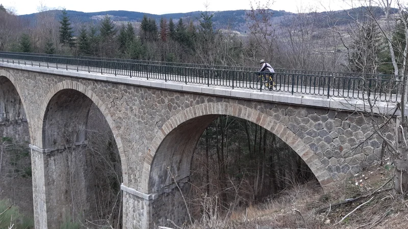 Vélo de route La vallée de la Déôme et l'ancienne voie ferrée — Bourg-Argental