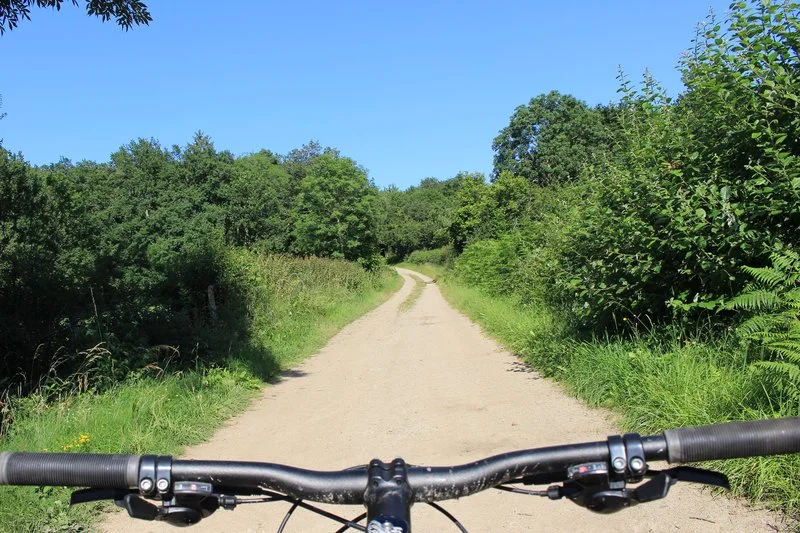 VTT N°17 - Sous-bois et granite - Espace VTT-FFCT Centre les 4 vents — Aubusson-d'Auvergne