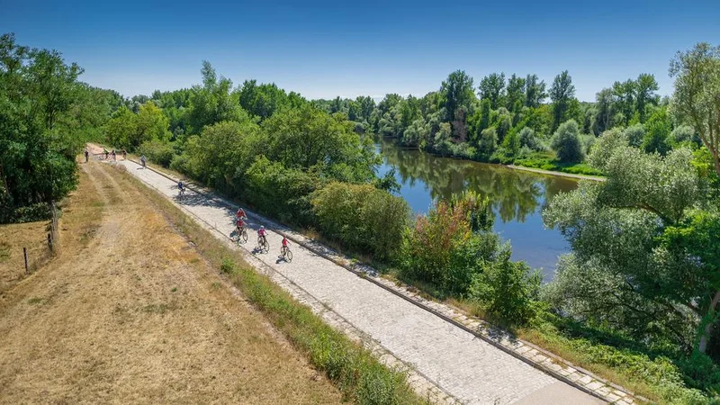 Vélo de route Via Allier (V70) - Section du département de l'Allier — Lurcy-Lévis