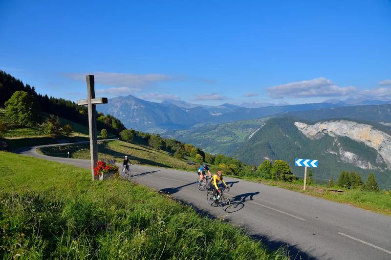Vélo de route Boucle cyclotouristique "Découverte du Reposoir, du col de Romme et de Nancy-sur-Cluses" (Boucle Histoire) — Cluses