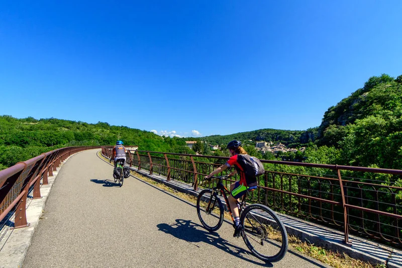 Vélo de route A vélo sur la Via Ardèche de Aubenas à Gagnières — Aubenas