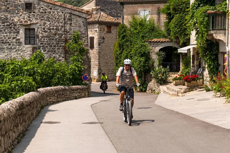 Vélo de route Karst et contrastes autour de Balazuc et de l'Ardèche — Pradons