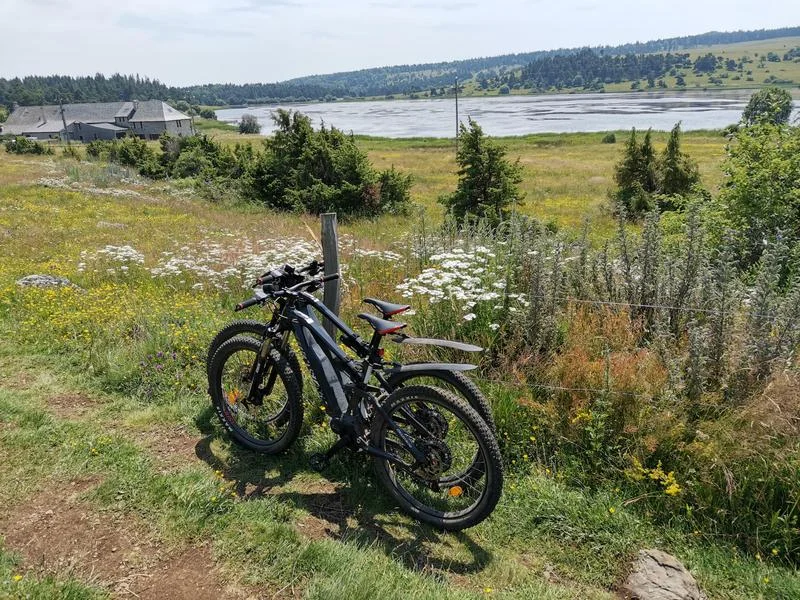 VTT Tour des Monts du Cantal en vélo électrique VTTAE ou VTCAE  – Étape 4 Murat – Allanche — Murat