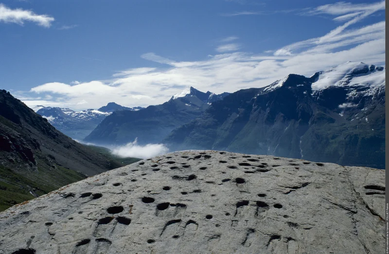 Randonnée La Pierre aux Pieds : à la découverte de la plus mystérieuse roche gravée de Haute Maurienne — Val-Cenis