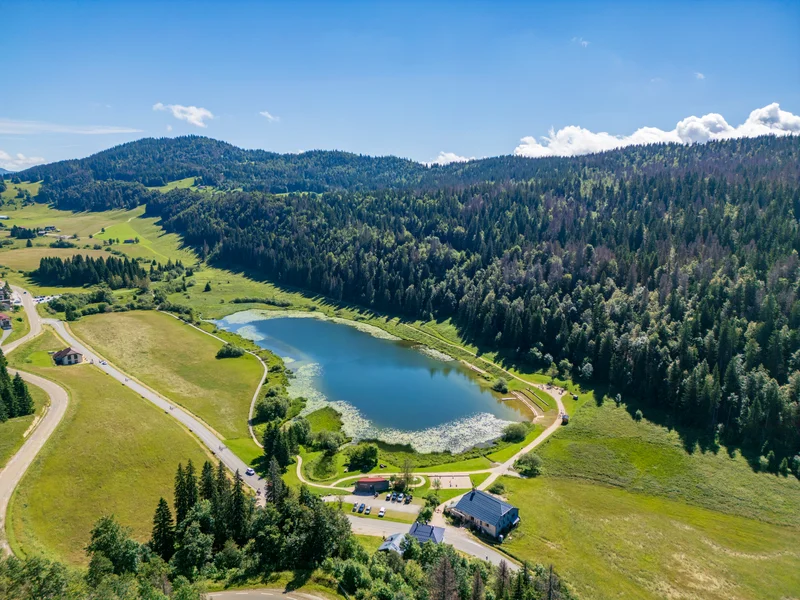 Lac de Lamoura aerienne · © SB-SOGESTAR · Droits d'auteur