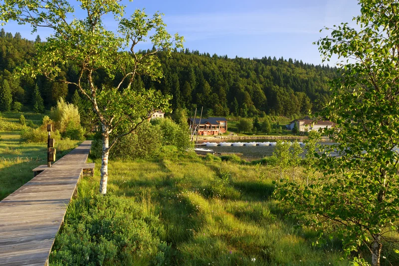 Platelage du lac des Rousses · © www.stephane-godin.com/Jura Tourisme
