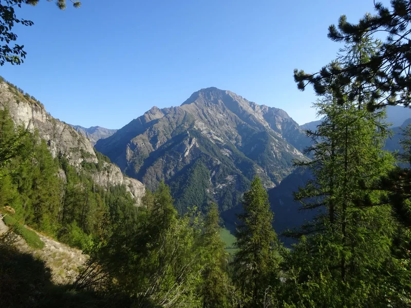 L'aiguille de Cédéra depuis le sentier · © C. Delale - CDRP