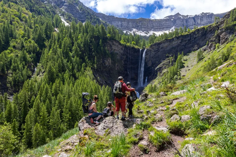 Cascade de la Pisse · © Kinaphoto - Parc national des Ecrins · Droits d'auteur