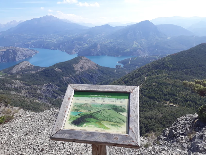Vue sur le lac de Serre-Ponçon · © JF. Arnaud - CDRP
