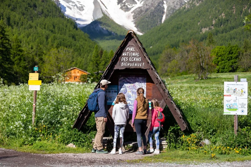 Départ de la randonnée au Casset · © Kinaphoto - Parc national des Ecrins · Droits d'auteur