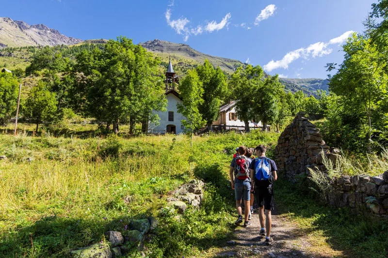 En arrivant au hameau de Dormillouse · © Thierry Maillet - Parc national des Ecrins · Droits d'auteur