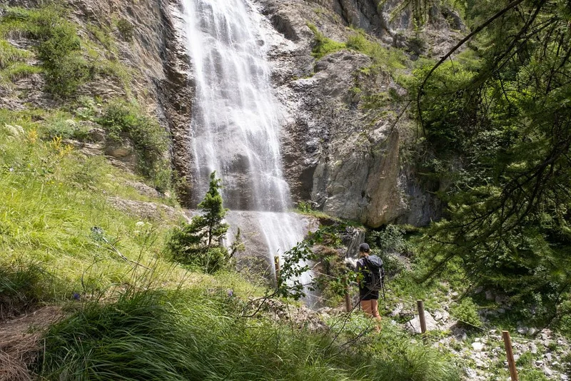 Arrivée à la Cascade de la Pissarotte · © Mireille Coulon - Parc national des Ecrins