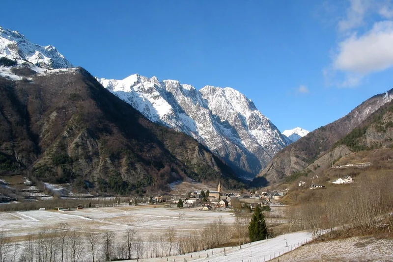 Village et plaine du Périer avec la chaîne du Grand Armet · © Jean Pierre Nicollet - PNE