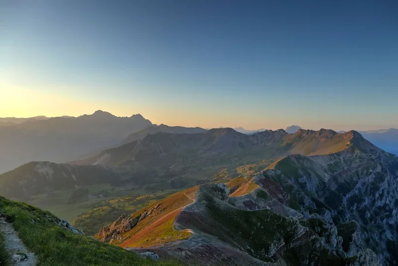 Levé de soleil sur la crête du Morgon · © Victor Zugmeyer - PNE