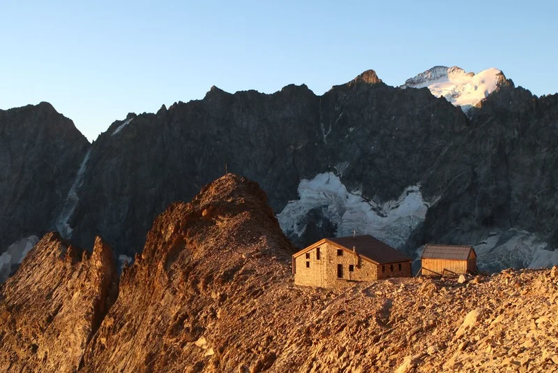 L'ancien et le nouveau bâtiment du refuge Adèle Planchard · © Cyril Coursier - PNE