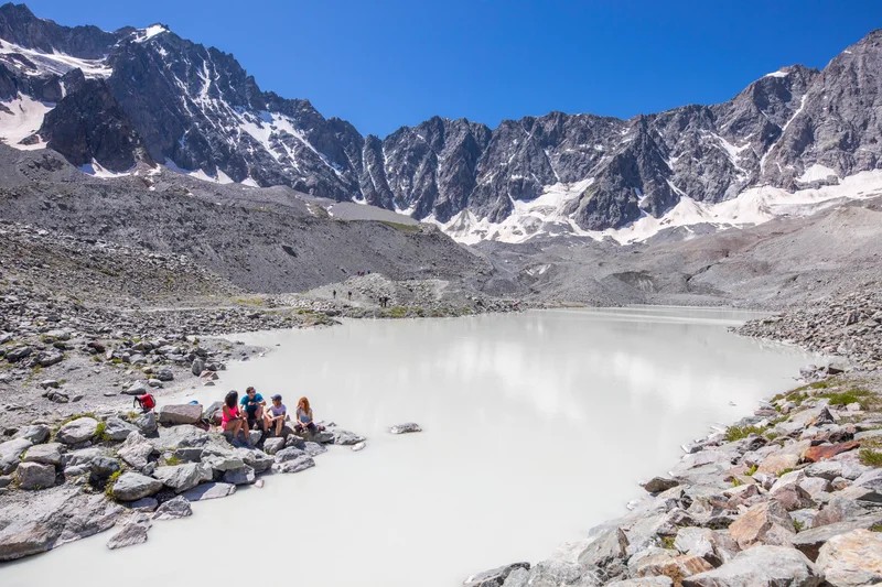 Famille au bord des lacs du glacier d'Arsine · © Thibaut Blais - Parc national des Ecrins