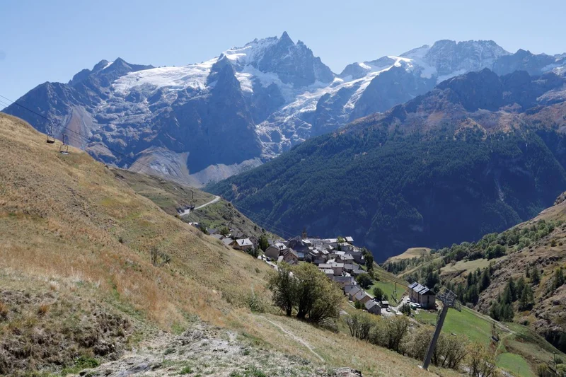 Vue sur la Meije depuis la croix de la Balmette · © Cyril Coursier - Parc national des Ecrins