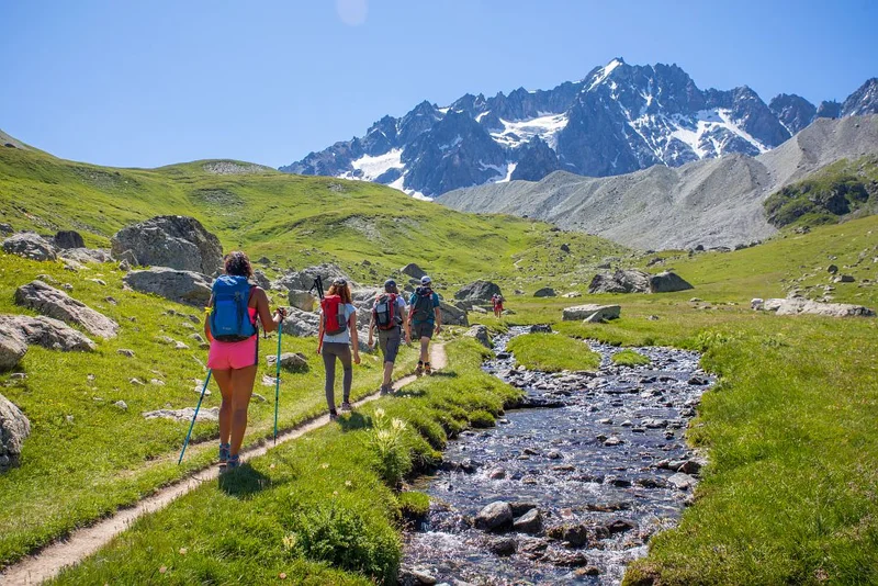 Randonneurs en direction de la montagne des Agneaux · © Thibaut Blais - PNE