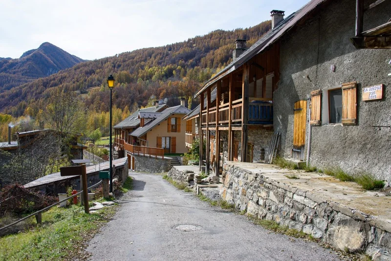 Le hameau des Gourniers à l'automne · © Mireille Coulon - Parc national des Ecrins
