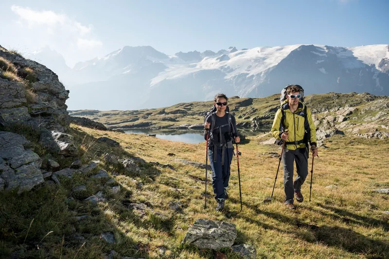 Randonneurs au Lac Noir - Plateau d'emparis, devant la Meije · © Parc national des Ecrins - Carlos Ayesta