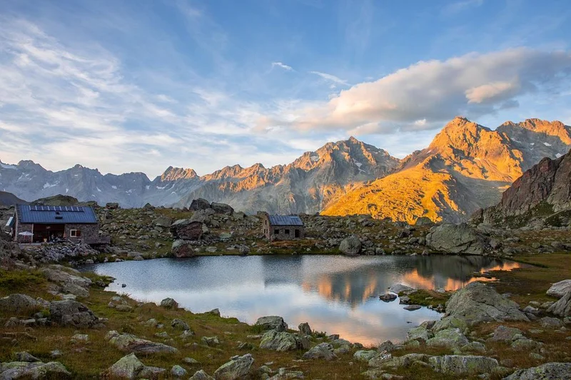 Refuge et lac de Vallonpierre · © Parc national des Ecrins - Thibaut Blais