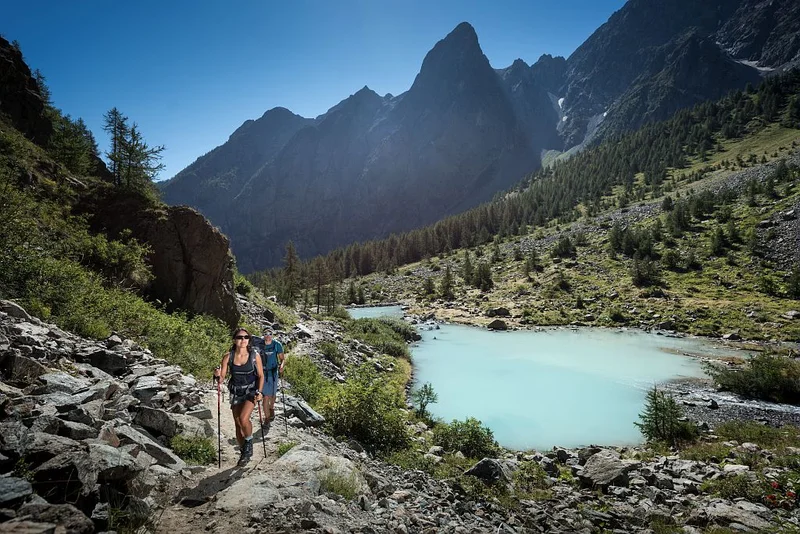 Randonneurs au lac de la Douche · © Parc national des Ecrins - Carlos Ayesta