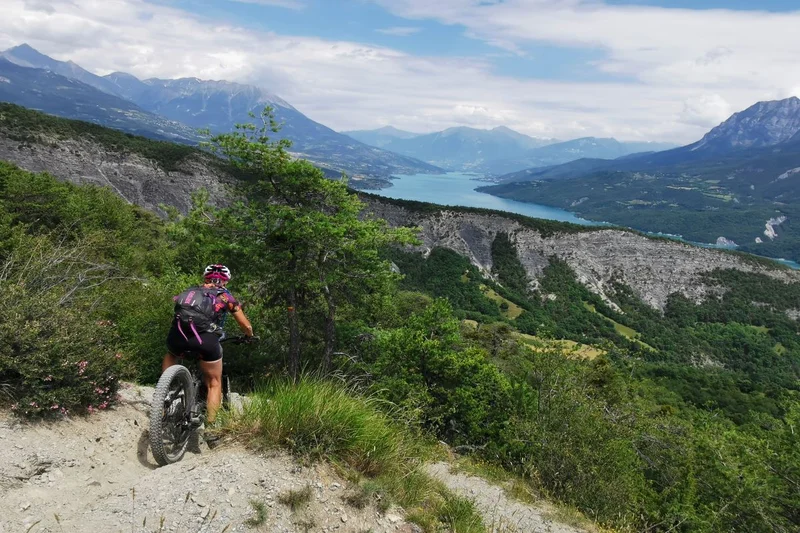 Descente sur le lac - sentier monotrace · © Parc national Ecrins - E-Pedal