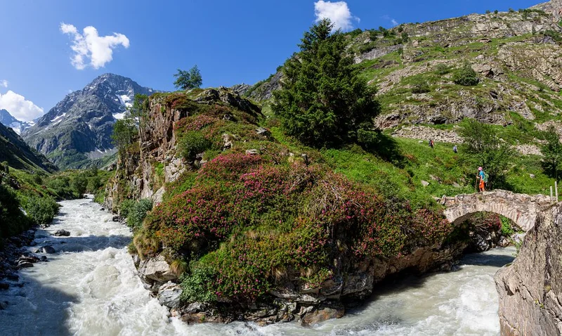 Randonneur sur le sentier de la Lavey · © Parc national des Ecrins - Thierry Maillet