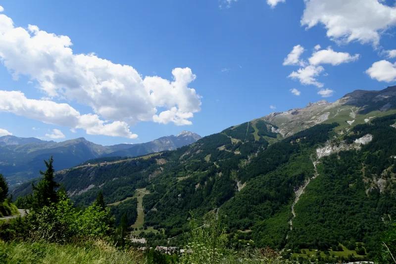 Vue sur la station de Pelvoux · © Office de tourisme Pays des Écrins