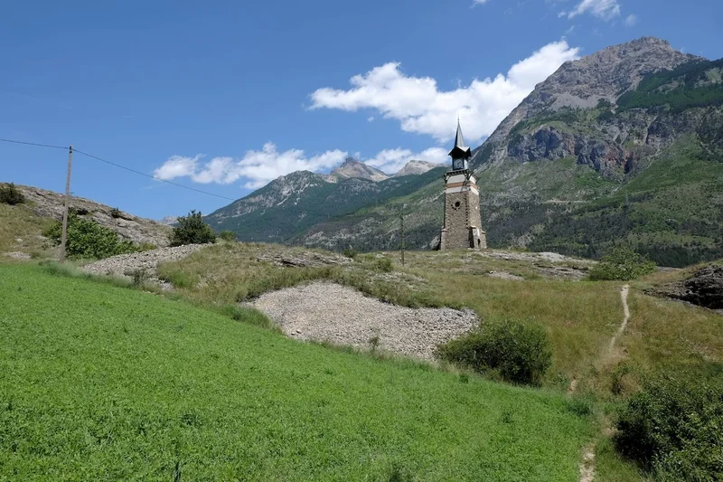 Chemin d'accès à la tour des Hermes · © Pays des Écrins - Pierre Nossereau