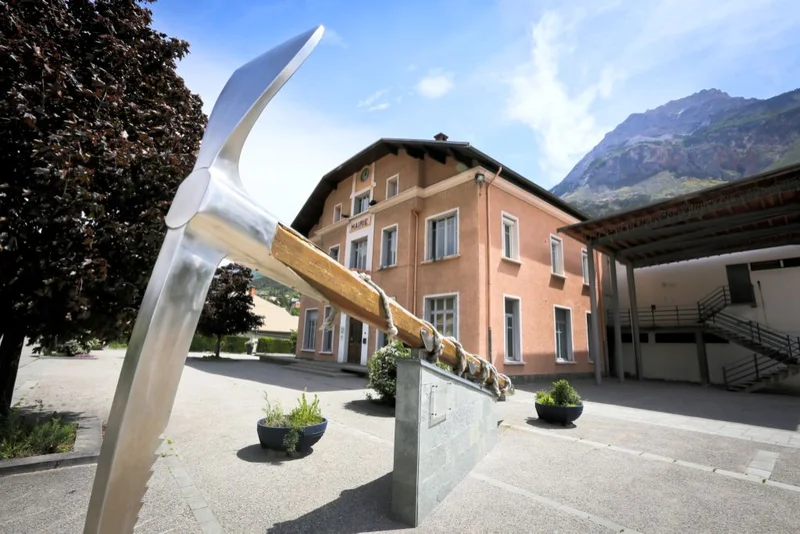 Piolet devant la mairie de L'Argentière-La Bessée · © Jan Novak Photography