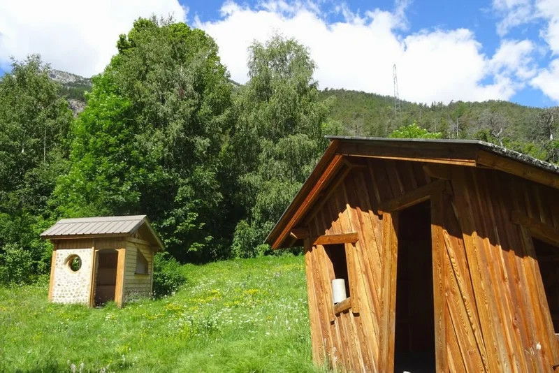 Cabanes éco-construites · © Office de tourisme Pays des Écrins