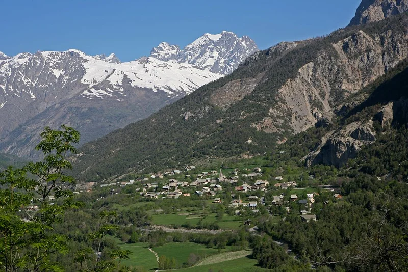 Village des Vigneaux et plaine de la Vallouise · © Parc national des Écrins - Bernard Nicollet · Droits d'auteur