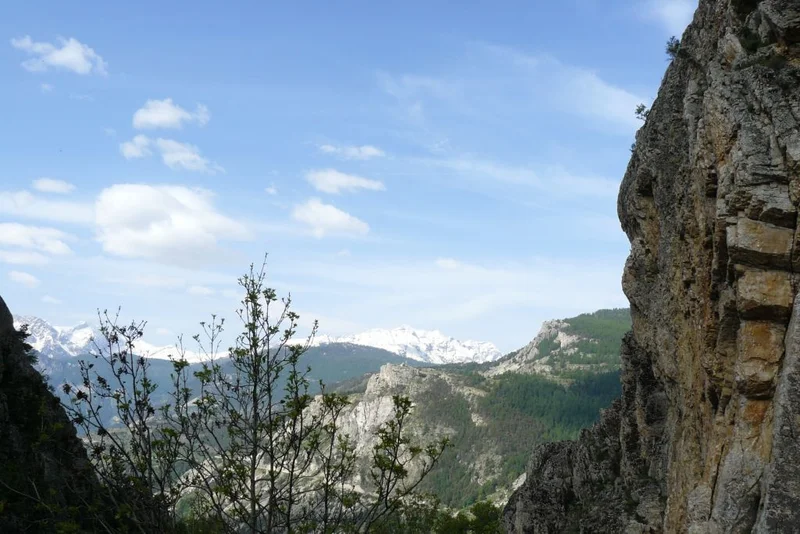 Saint-Martin-de-Queyrières et Rocher Baron au printemps · © Office de tourisme Pays des Écrins