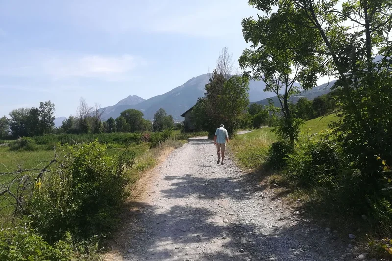 Promeneur sur le sentier de la Boucle de La Mûre · © amelie.vallier