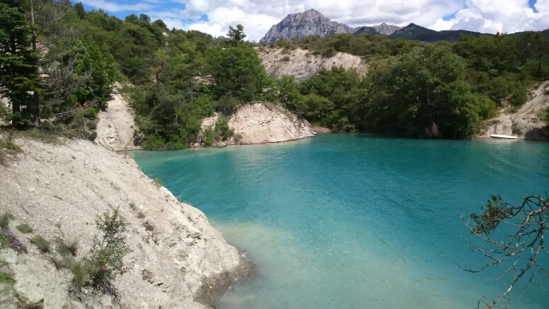 Une petite anse du lac de Serre-Ponçon · © florimont.tilliere