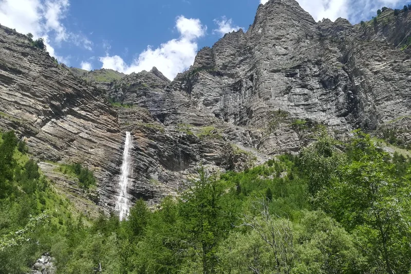 Cascade de la pisse depuis le cœur du Parc national des Ecrins · © Amélie Vallier