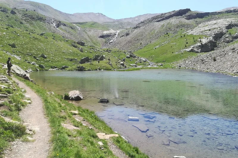 Lac du Crachet et ses montagnes · © Amélie Vallier