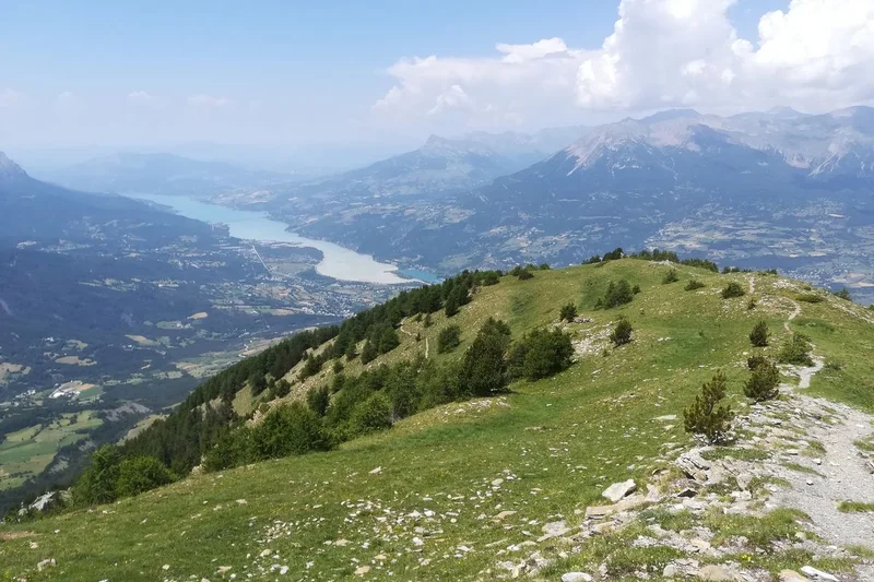 Point de vue sur le Lac de Serre-Ponçon · © Amélie Vallier