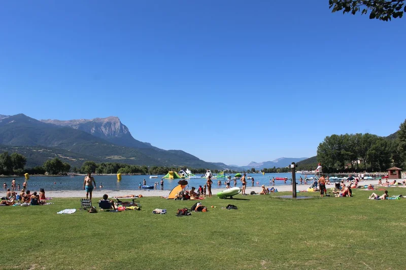 Plage du Plan d'eau · © OTSP Serre-Ponçon