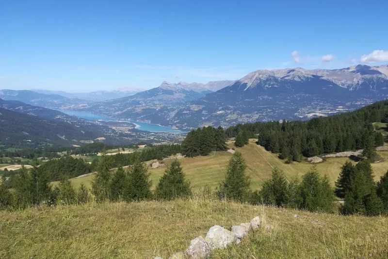 Vue sur le Lac de Serre-Ponçon au pied du Méale · © Amélie Vallier