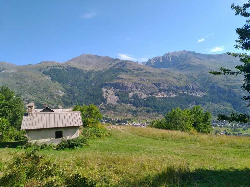 La Chapelle de Charvet perchée au dessus du Monetier-les-Bains · © M. Buffet